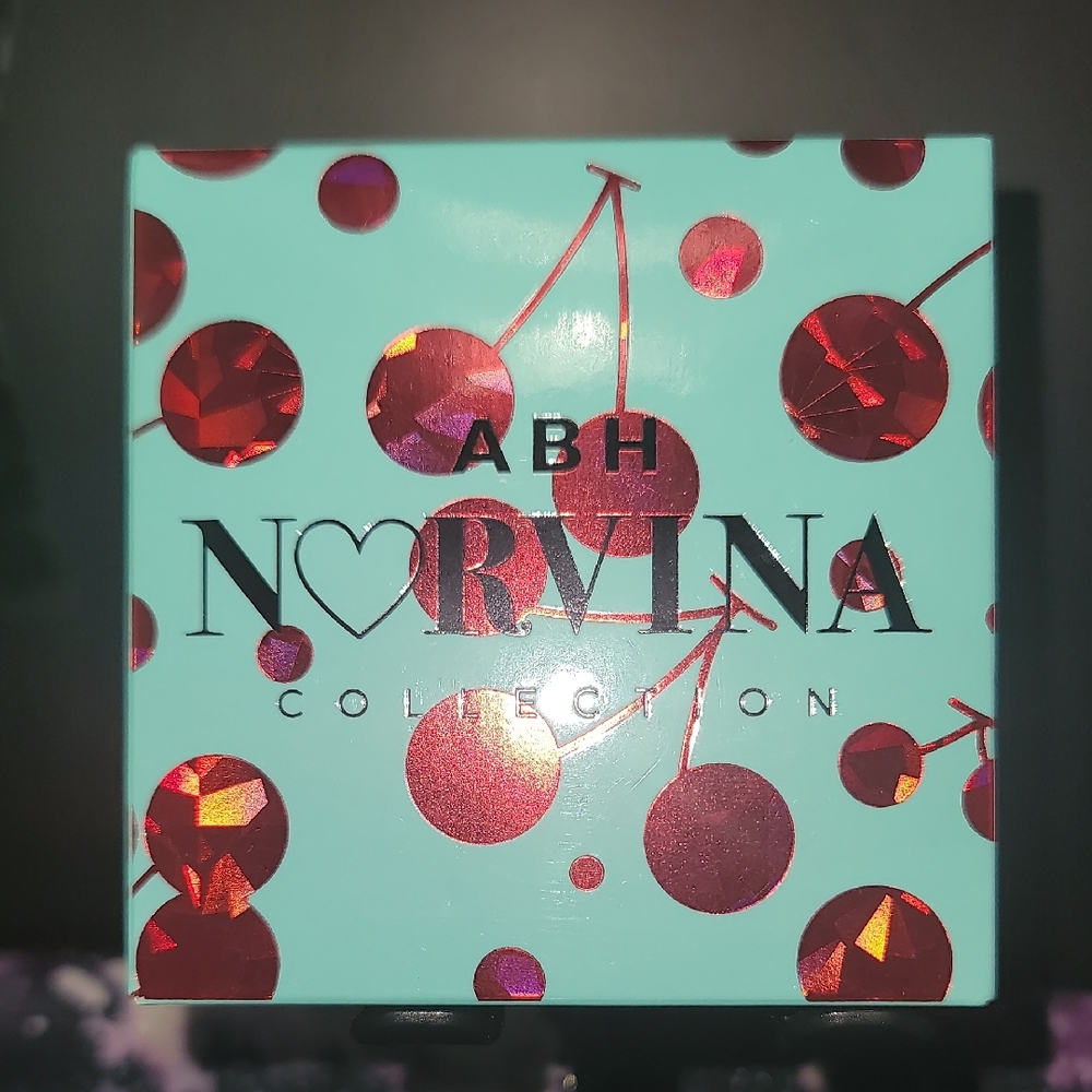 Collection Eyeshadow Palette - Cherry Red